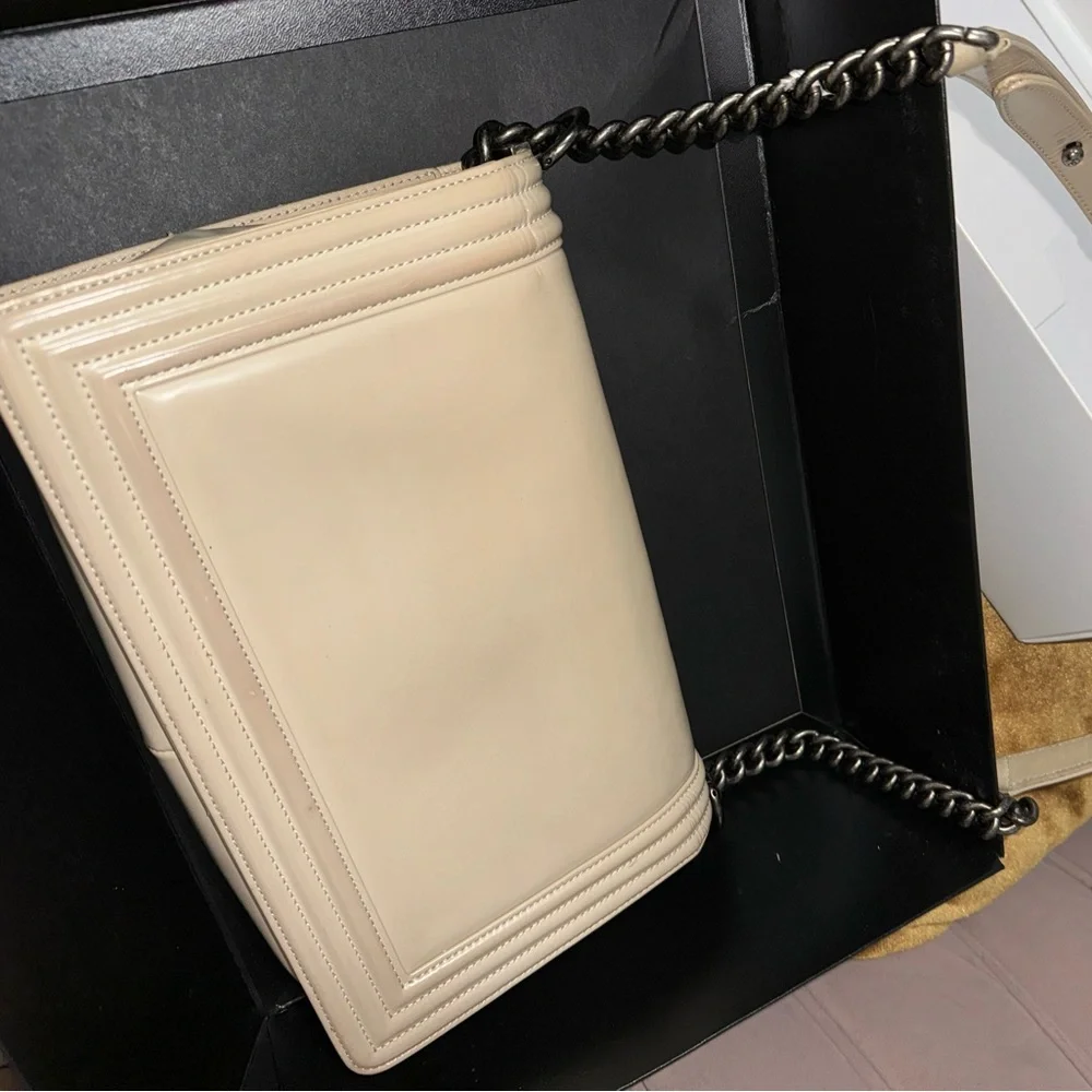 CHANEL BOY PATENT LEATHER CROSSBODY BAG - Picture 7 of 15